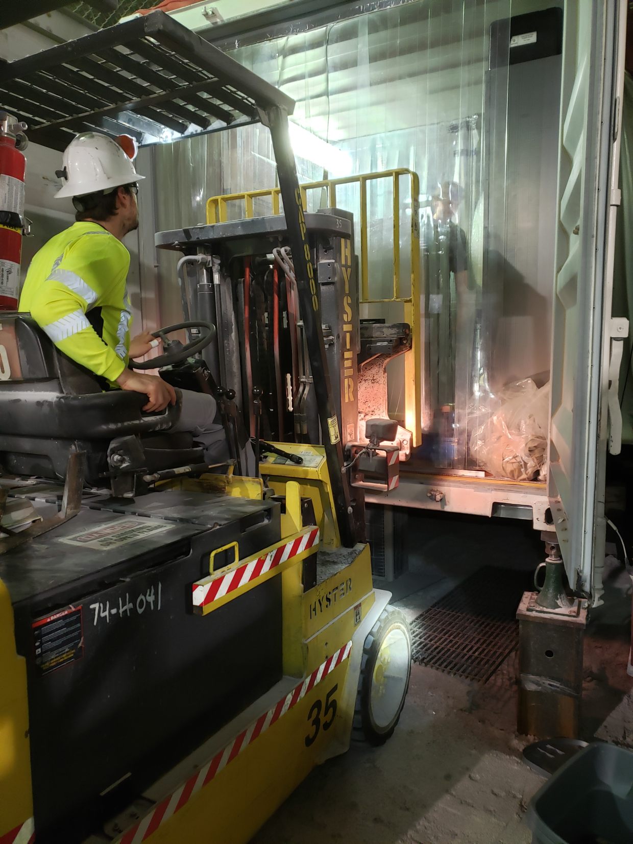 Removing xenon from cleanroom during decommissioning.